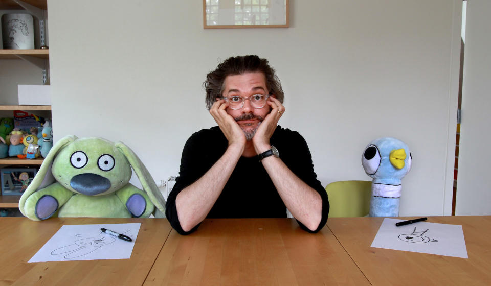 Willem poses with stuffed characters Knuffle Bunny and Pigeon at his home in Northampton, Massachusetts, in 2015. (Photo: Boston Globe via Getty Images)