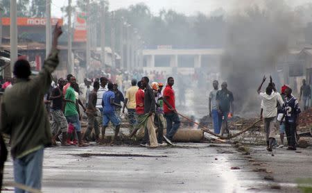 Protesters erect a barricade during demonstrations in Burundi's capital Bujumbura, May 5, 2015. REUTERS/Jean Pierre Aime Harerimana