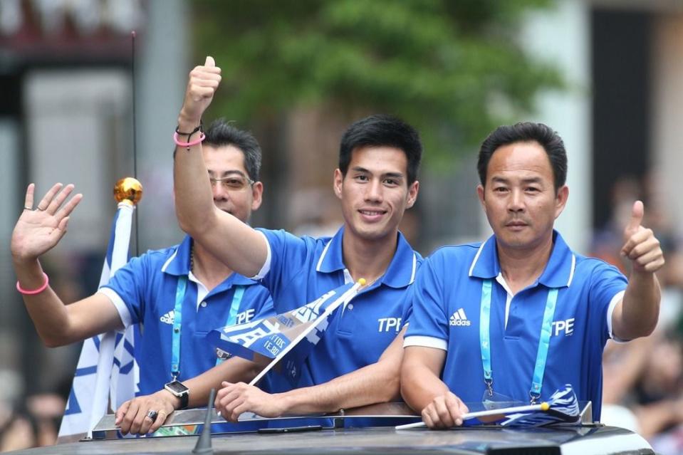 <p>勇奪世大運首面100公尺金牌的楊俊瀚（中）帶領「台灣英雄大遊行」出發。 記者蘇健忠／攝影 </p>