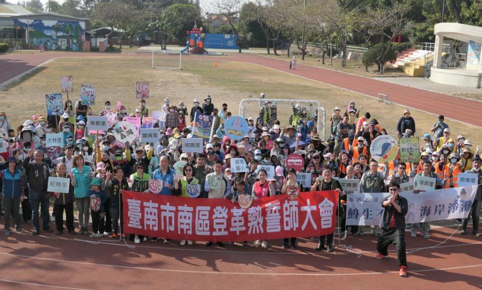 南區公所十一日在黃金海岸北端、龍崗國小前，舉辦登革熱誓師大會暨海岸淨灘活動，有學生、里長、環保志工與居民等約三百多人參加。（記者陳銀全攝）