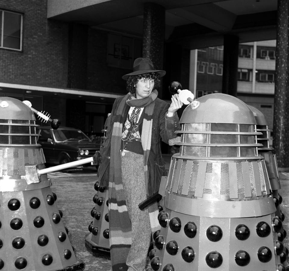 "Der Doktor" wurde schon von vielen Darstellern verkörpert, so wie Tom Baker in den 70ern - hier zu sehen mit den Daleks, die zu den ikonischsten Widersachern der Serie gehören. (Bild: ddp images)