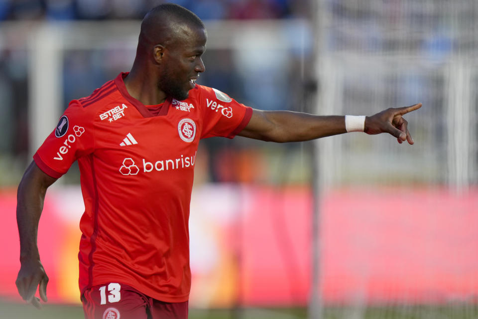 Enner Valencia of Brazil's Internacional celebrates scoring his team's first goal against Bolivia's Bolivar during a Copa Libertadores quarter-final, first leg soccer match at Hernando Siles stadium in La Paz, Bolivia, Tuesday, Aug. 22, 2023. (AP Photo/Juan Karita)