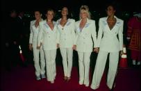 <p>Ein Jahr später trugen die Mädchen für die Spice-World-Premiere in Hollywood 1998 wieder die gleichen Anzüge. Dieses Mal kleidete sich die Pop-Band von Kopf bis Fuß in Weiß – obwohl Mel C es trotzdem schaffte, ein Paar Turnschuhe auf den roten Teppich zu schmuggeln. [Foto: Getty] </p>