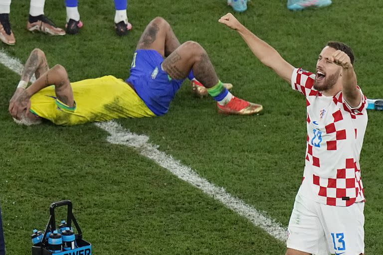 Nikola Vlasic, de la selección de Croacia, festeja mientras Neymar llora la derrota de Brasil en el partido de cuartos de final de la Copa del Mundo, disputado el viernes 9 de diciembre de 2022, en Rayán, Qatar (AP Foto/Pavel Golovkin)