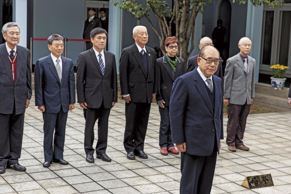 前台北市長郝龍斌赴頭寮謁靈時，與父親郝柏村及軍系人馬同行，展現在黃復興的雄厚實力。