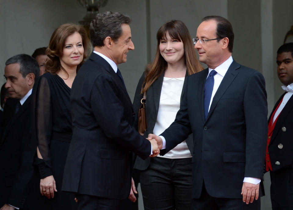 Après un entretien d'une vingtaine de minutes en seul à seul, François Hollande salue Nicolas Sarkozy avant qu'il ne quitte une dernière fois le Palais de l'Elysée. AFP