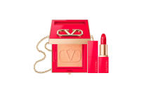 199€<br><p>Comme une minaudière, cet objet de couture permet d’avoir sur ça poudre perfective et mini rouge à lèvres. De quoi apporter du style à chacune de ses retouches make-up !</p><br><a href="https://www.valentino-beauty.fr/maquillage/go-clutch-minirosso/MPLSET001.html " rel="nofollow noopener" target="_blank" data-ylk="slk:Acheter;elm:context_link;itc:0;sec:content-canvas" class="link ">Acheter</a>