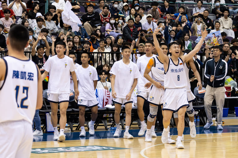 HBL男子組季軍戰  東泰勝松山（1） 112學年度高中籃球聯賽（HBL）男子組17日在台北 小巨蛋進行季軍戰，由松山高中對戰東泰高中，終場 東泰以75比68勝出，拿下季軍。 中央社記者翁睿坤攝  113年3月17日 