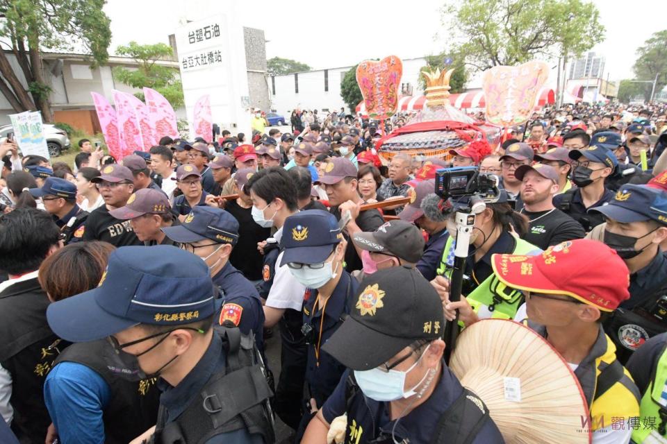 ▲大甲鎮瀾宮9天8夜遶境活動，比預定行程晚了約五個半小時進入彰化縣境，由彰化縣長王惠美接轎，沿途有大批民眾等著躦轎腳。（記者陳雅芳攝）