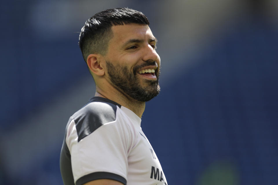 El delantero argentino Sergio Agüero participa de un entrenamiento del Manchester City previo a la final de la Liga de Campeones en Oporto, Portugal, el viernes 28 de mayo de 2021. Agüero ha fichado con el Barcelona. (AP Foto/Manu Fernández)