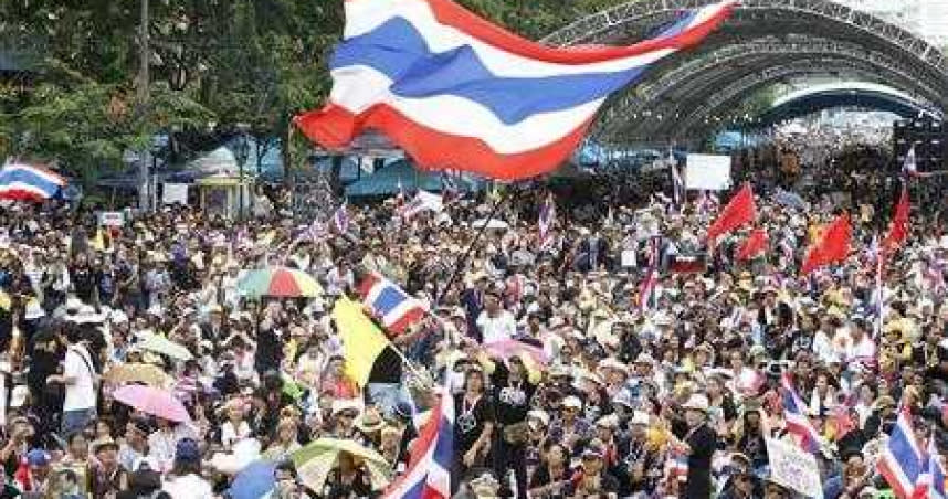 泰國民眾聚集在曼國民主紀念碑前怒嗆政府。（圖／Reuters）