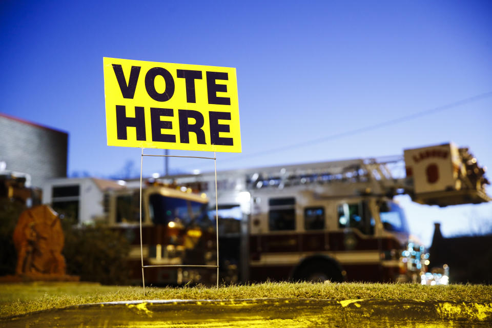 Un cartel indica "vote aquí" en las elecciones primarias del Partido Demócrata en Columbia, Carolina del Sur, sábado 29 de febrero de 2020. (AP Foto/Matt Rourke)