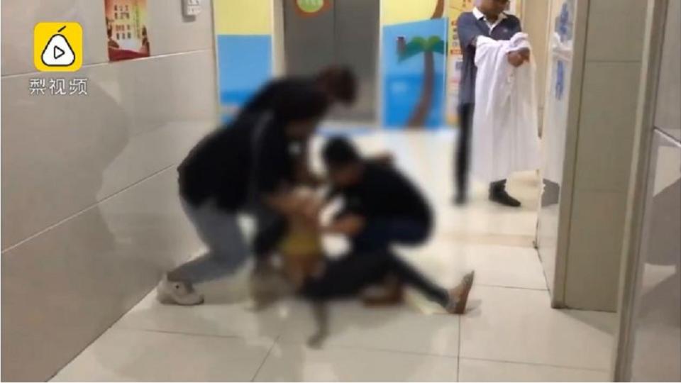 男童經搶救3天後仍宣告不治，母親當場在醫院哭斷腸。(圖／翻攝自梨視頻)