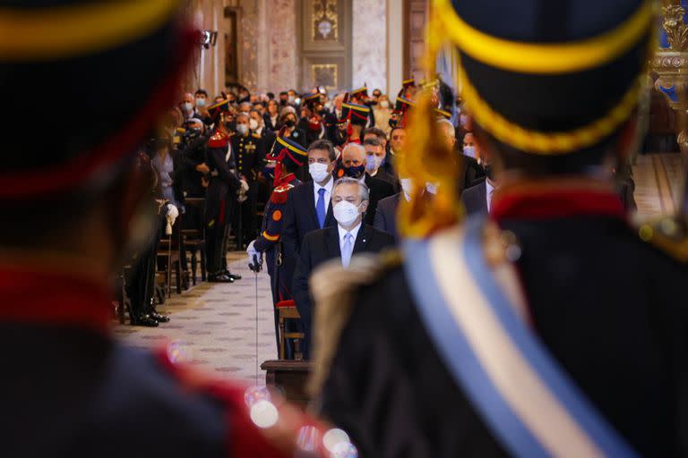 Sergio Massa, detrás del presidente Alberto Fernández en el Tedeum del 25 de mayo