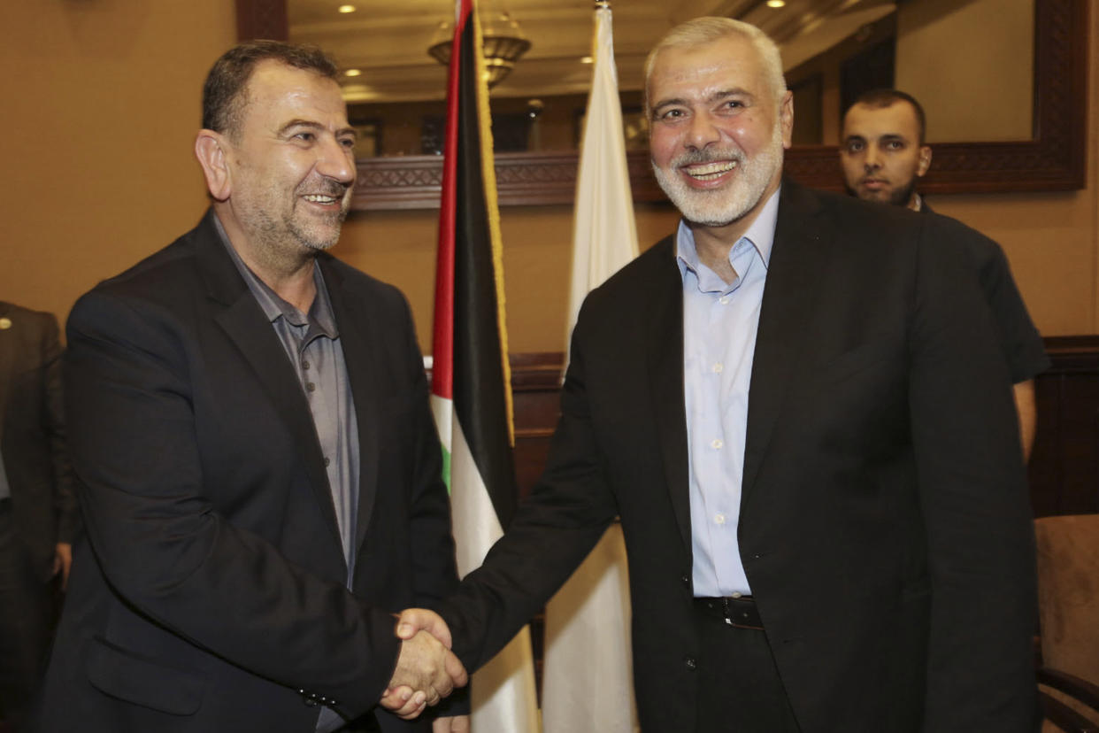 Sur cette photo publiée par le bureau des médias du Hamas, Ismail Haniyeh, à droite, le chef du bureau politique du Hamas, serre la main de son adjoint Saleh Al-Arouri à son arrivée à Gaza, le jeudi 2 août 2018 (Mohammad Austaz/Hamas Media Office via AP, File)