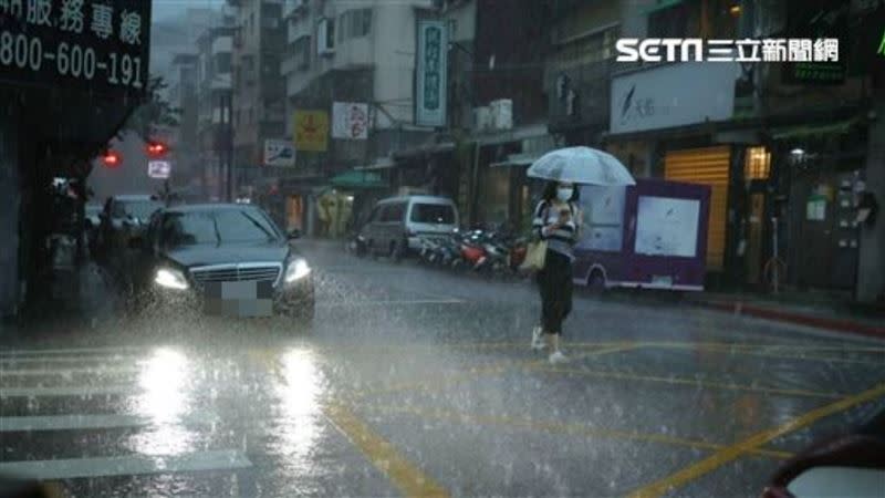 氣象署表示，明日西半部及東北部地區出現短暫陣雨或雷雨的機率高。（圖／資料照片）