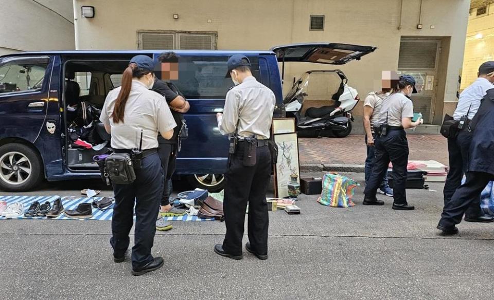 食環署連同警務處在深水埗進行執法行動，針對性地打擊當區日益猖獗而且懷疑有組織的無牌販賣活動，以保持街道暢通和環境衞生。(政府新聞處圖片)