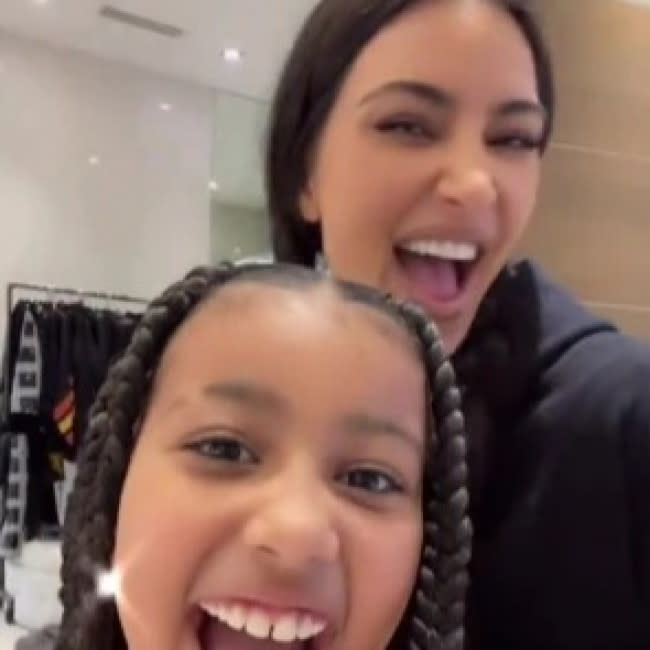 North West con su madre Kim Kardashian en uno de sus vídeos de TikTok credit:Bang Showbiz