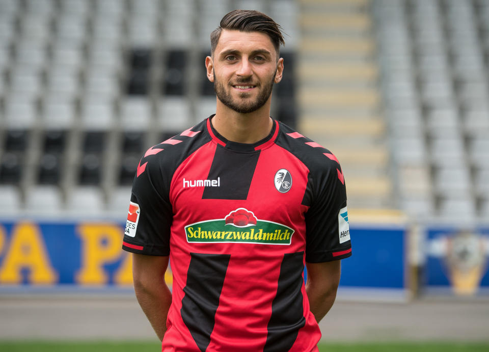 Aufsteiger SC Freiburg wagt da schon ein bisschen mehr: ein rotes Heimtrikot mit schwarzem Diagonal-Balken.