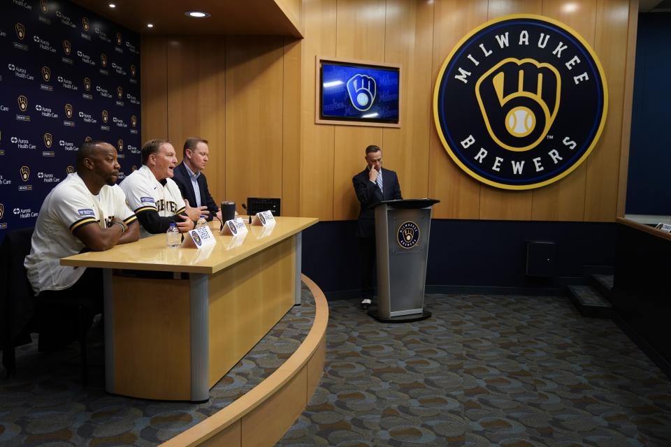 Pat Murphy is flanked by associate manager Rickie Weeks, left, and general manager Matt Arnold at a news conference where he was named Milwaukee Brewers baseball team manager Thursday, Nov. 16, 2023, in Milwaukee. (AP Photo/Morry Gash)