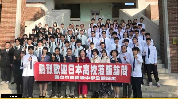 國立竹南高中熱烈歡迎日本城南高校學生跨海來訪進行國際交流。（記者江乾松攝）