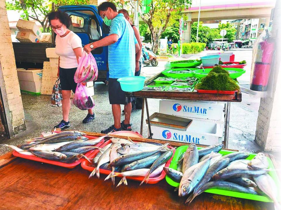 中國大陸海關總署3日再宣布暫停台灣的柑橘類水果和冰鮮白帶魚、凍竹筴魚輸入，圖為市場販售的竹筴魚。（資料照／張鎧乙攝）