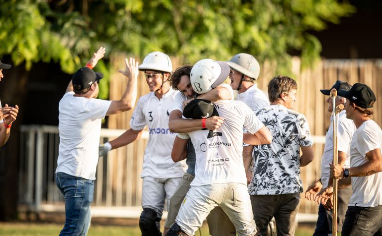 De no creer: La Ensenada acaba de voltear a un equipo de 5 goles más de handicap en el Campeonato Argentino Abierto, y nada menos que La Dolfina; lo festejan el DT Ignacio Heguy (izquierda), Juan Martín Zubía, Alfredo Bigatti y Jerónimo Del Carril.