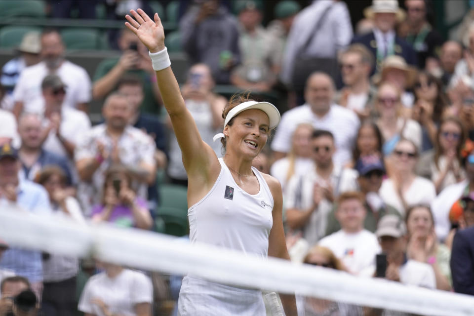 Tatjana Maria celebra tras derrotar Jule Niemeier en los cuartos de final del torneo de Wimbledon, el martes 5 de julio de 2022. (AP Foto/Kirsty Wigglesworth)