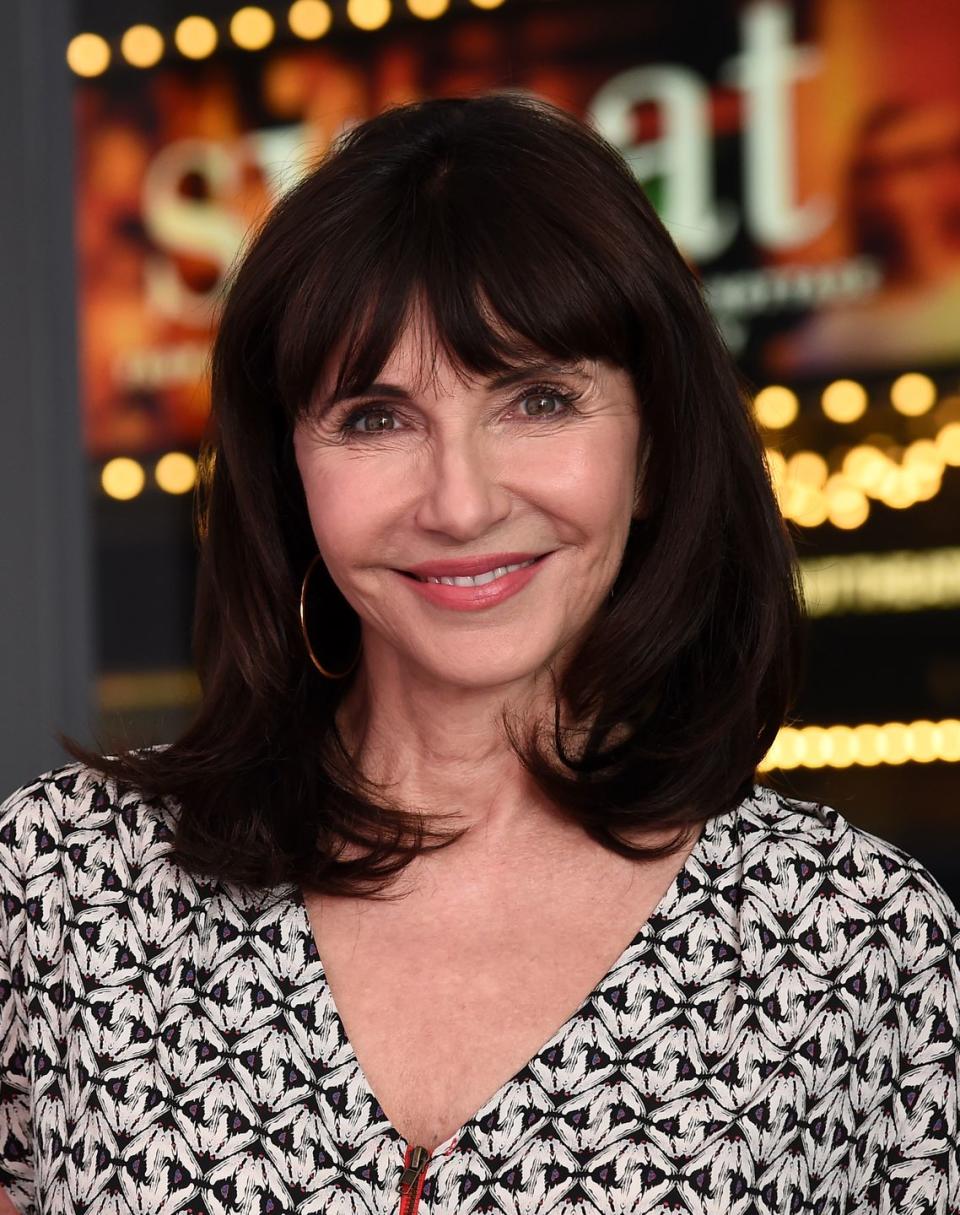 medium length hair styles for older women mary steenburgen