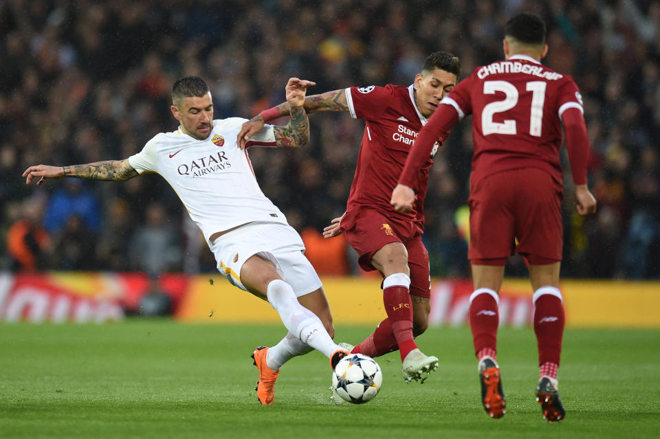 <p>L’attaquant Brésilien, ici à la lutte avec Kolarov, a été servi par Salah pour mettre un centre à Mané qui n’était pas dans le bon timing. (Photo : AFP) </p>