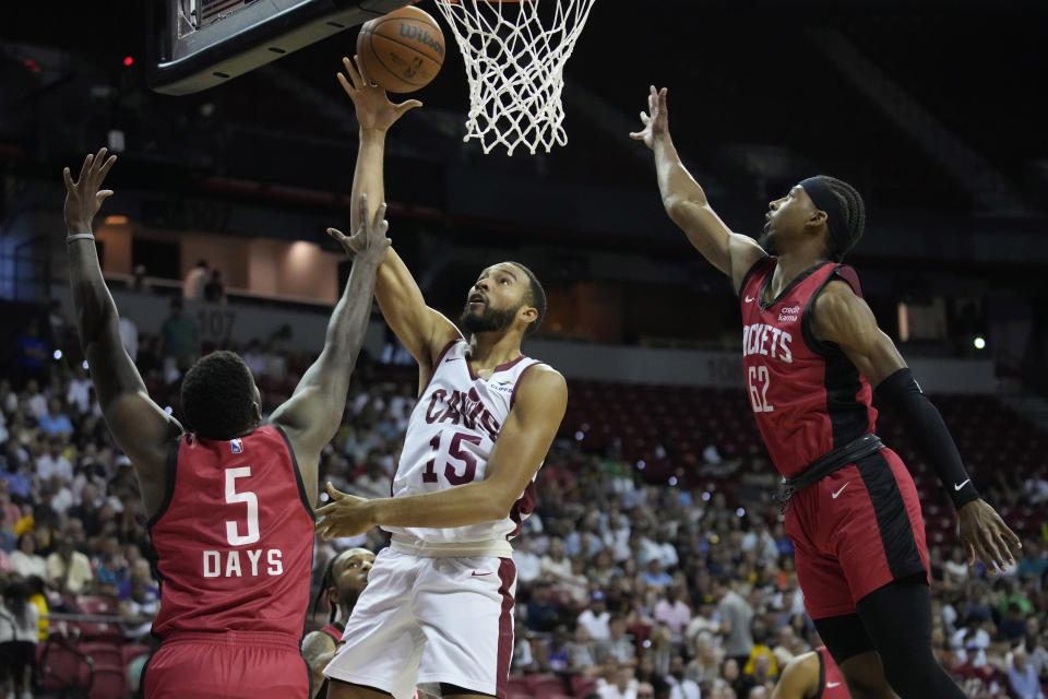 Cleveland Cavaliers' Isaiah Mobley, center, shoots against Houston Rockets' Darius Days, left, and Nate Hinton during the first half of a NBA summer league championship basketball game Monday, July 17, 2023, in Las Vegas. (AP Photo/John Locher)