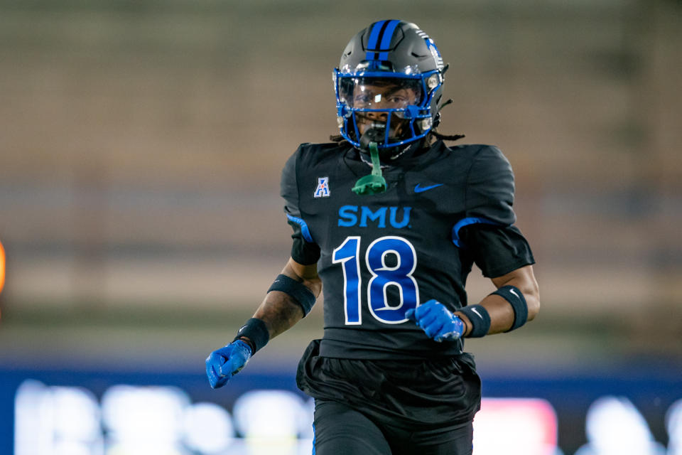 DALLAS, TX - 10 NOVEMBER: Southern Methodist Mustangs brede ontvanger Teddy Knox (18) op speciale teams tijdens de universiteitsvoetbalwedstrijd tussen de North Texas Mean Green en de Southern Methodist Mustangs op 10 november 2023 in het Gerald Ford Stadium in Dallas, TX. (Foto Chris Leduc/Icon Sportswire via Getty Images)