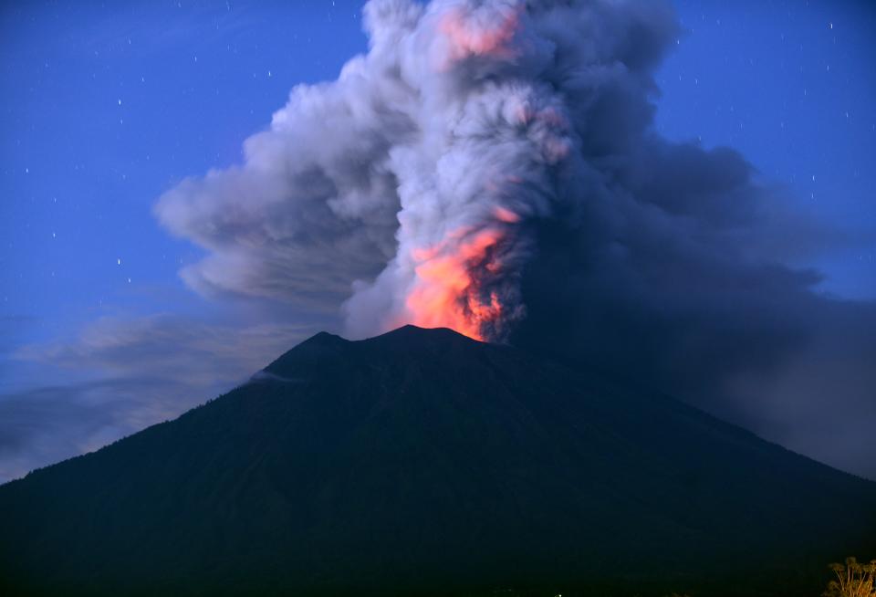 Agung entre en éruption