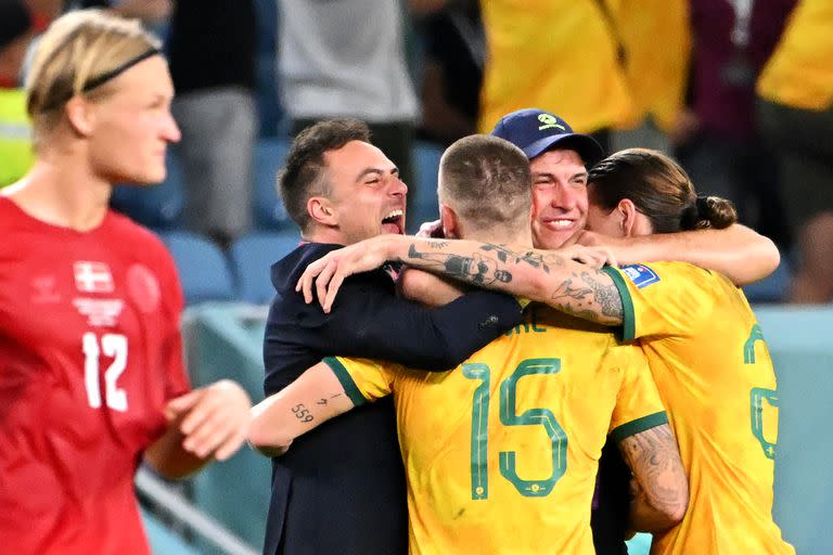 El equipo australiano celebra el triunfo ante Dinamarca que los ubica en octavos de final de la Copa del Mundo