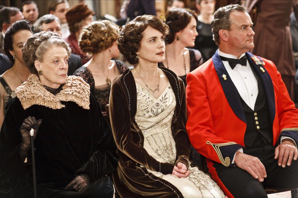 MAGGIE SMITH, ELIZABETH MCGOVERN, HUGH BONNEVILLE, DOWNTON ABBEY, 2010