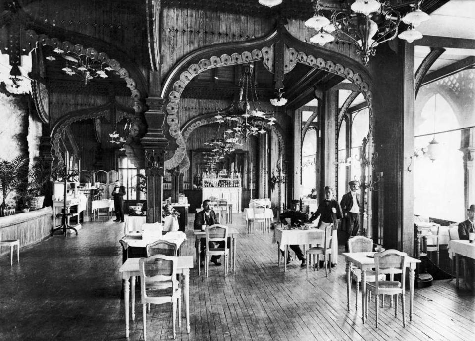 Taverns were great places to foster the French Revolution.  Taverns were great places to foster the French Revolution.  Photo: Paris.  Eiffel Tour.  Restaurant Hall / Neurdin / Roger-Violet