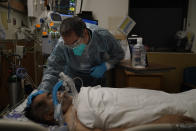 En la imagen, Kevin Deegan, capellán del Providence Holy Cross Medical Center de Los Ángeles (Estados Unidos), consuela a un paciente grave de Covid-19. (Foto: Jae C. Hong / AP).