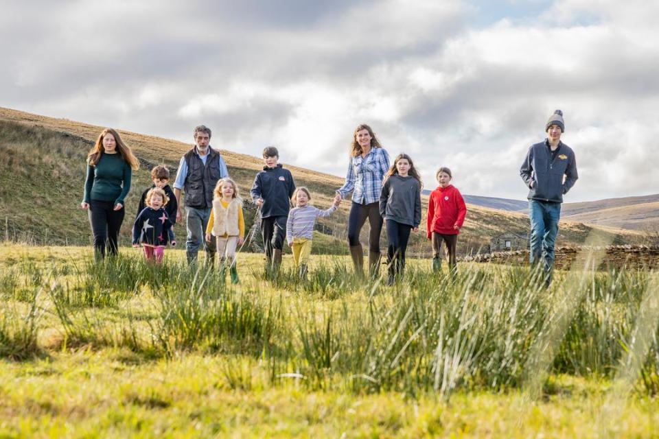 Amanda and Clive Owen with their children Annas, Violet, Edith, Raven, Clemmy, Nancy, Reuben, Miles, and Sidney.