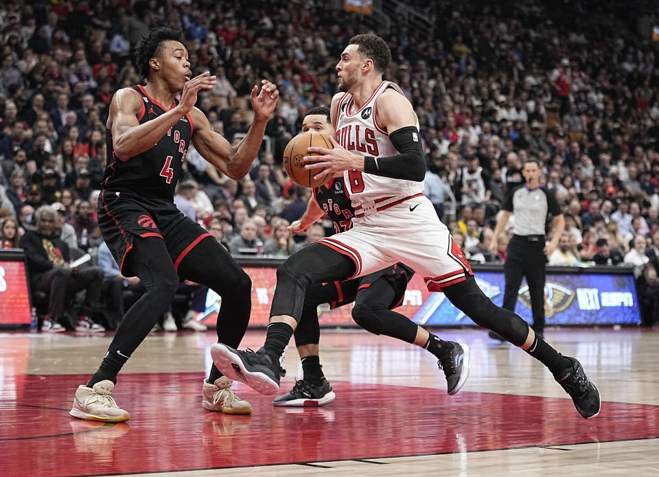 12. April 2023;  Toronto, Ontario, Kanada;  Chicago Bulls Guard Zack LaVine (8) führt gegen Scotty Barnes (4) von den Toronto Raptors in der ersten Hälfte eines NBA-Playoff-Spiels in der Scotiabank Arena.  Obligatorischer Kredit: John E. Sokolowski-USA TODAY Sports