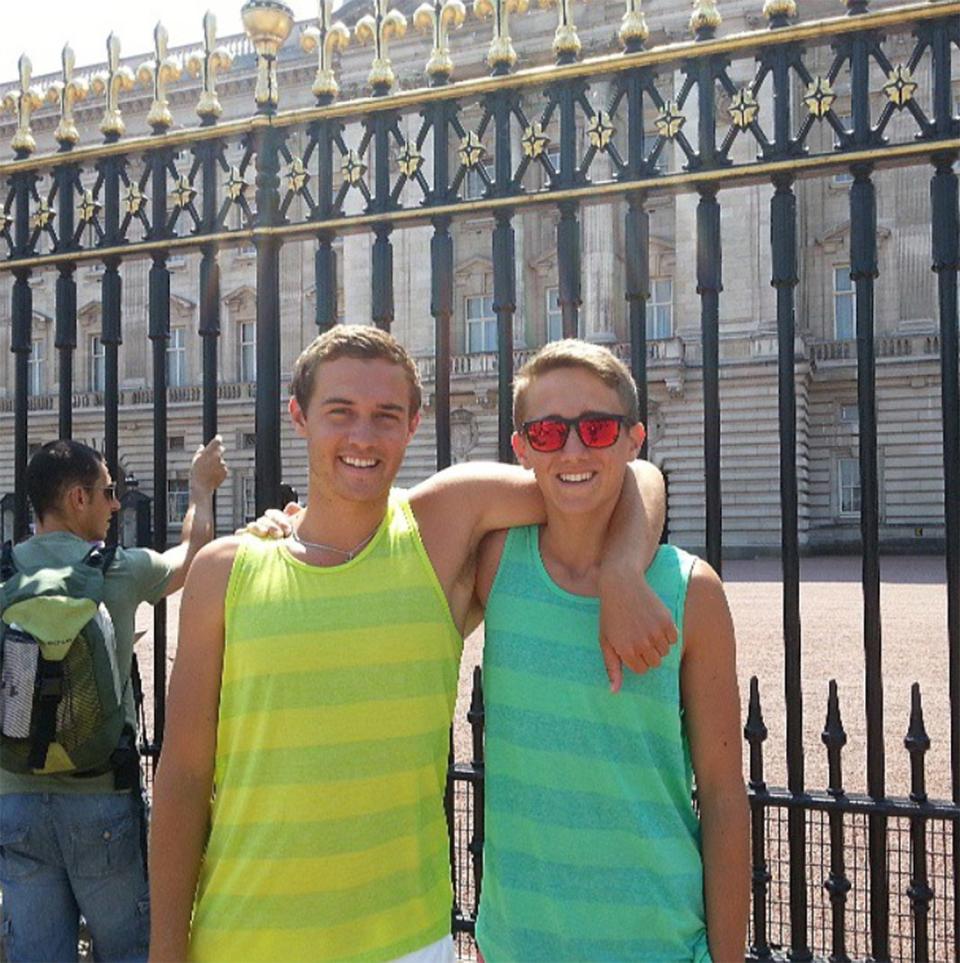 They even coordinated their outfits for a trip to Buckingham Palace. Who needs princes when you have pilots? 