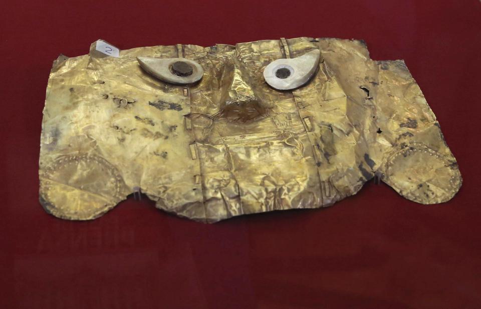 The pre-Columbian gold funerary Sican mask, that disappeared in 1999 and was recovered by Interpol in Germany, is displayed at the government Palace in Lima, Peru, Monday, Sept. 10, 2018. Germany returned the mask to Peru following a 20-year legal and diplomatic battle, after Peru had reported the eighth century mask’s disappearance in 1999. (AP Photo/Martin Mejia)