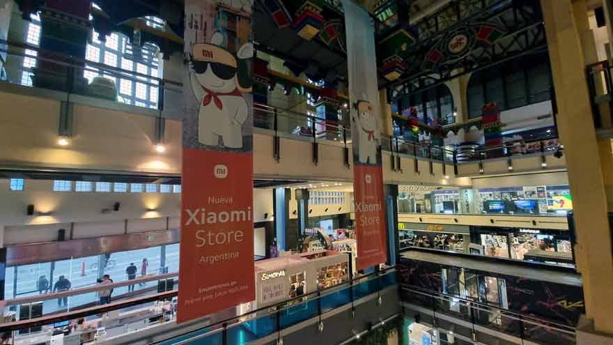 Pancartas del Xiaomi Store en el shopping Abasto.