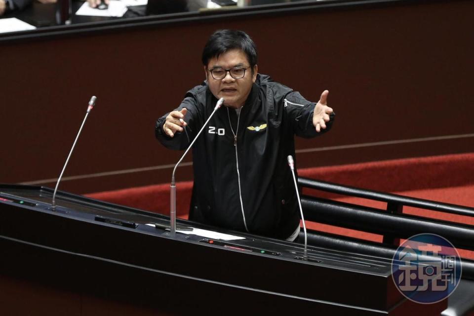 民進黨立委莊瑞雄針對勞動基金炒股案提出質詢。