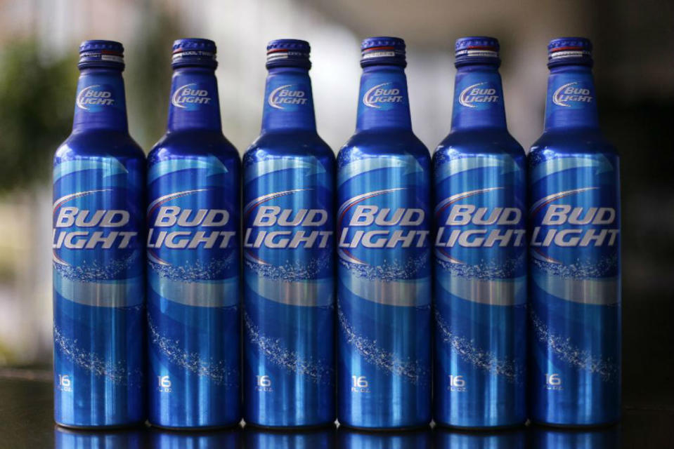 <p>La cuarta cerveza más vendida del mundo es Bud Light con 44,8 millones de hectolitros. Es la número 1 en Estados Unidos, aunque su popularidad ha descendido notablemente los últimos años. (Foto: Gene Puskar / AP). </p>