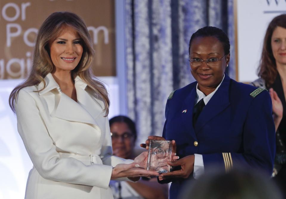 FOTOS: Melania Trump rinde tributo a "Mujeres Coraje"