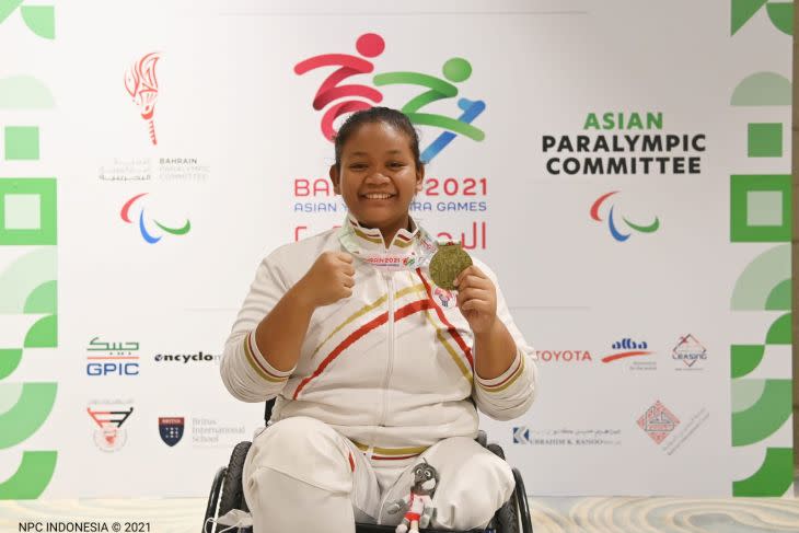 Elsa Dewi Saputri berhasil menyumbang medali emas pada cabang olahraga para-angkat berat kelas +86kg putri Asian Youth Para Games (AYPG) 2021 di Khalifa Sports City Stadium, Isa Town, Minggu (5/12/2021) waktu setempat. (ANTARA/HO-NPC Indonesia)