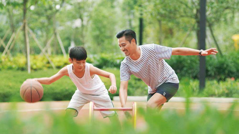 除了解孩子喜歡的網紅之外，家長可以與孩子培養共同興趣，如運動等，以拉進彼此的關係。（圖／123RF）