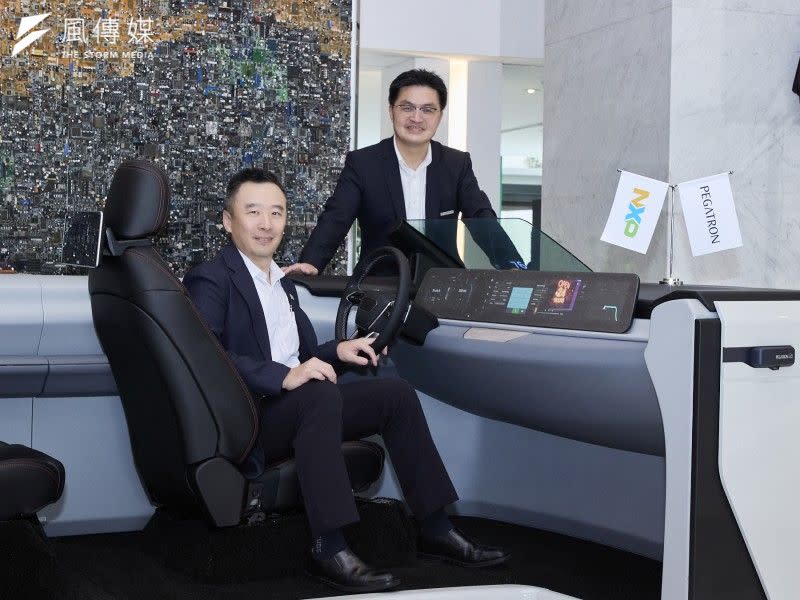 <cite>恩智浦半導體台灣業務總經理臧益群（左）與和碩車用電子事業群第八事業處總經理賴哲彥(右）展示和碩最新智慧座艙。（NXP提供）</cite>