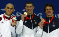 北京奧運男子400米個人混合泳金牌得主美國菲爾普斯、銀牌得主匈牙利Cseh和銅牌得主美國Lochte在頒獎儀式。(圖片來源：達志影像)