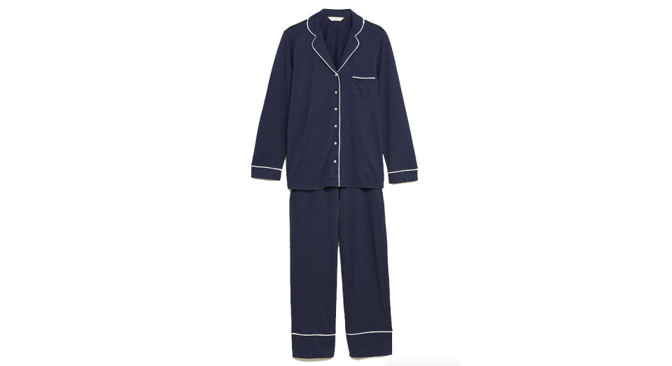 These temperature-regulating cotton pyjamas are perfect for year-round use.